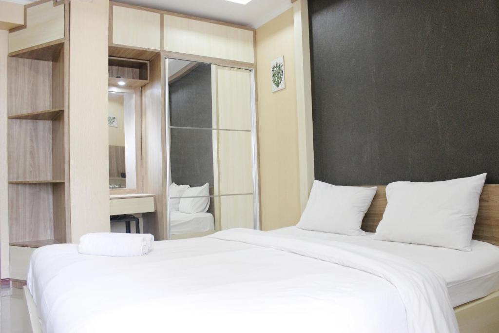 Minimalist Studio Gateway Apartement Ahmad Yani Cicadas By Travelio - Apartamento Estudio