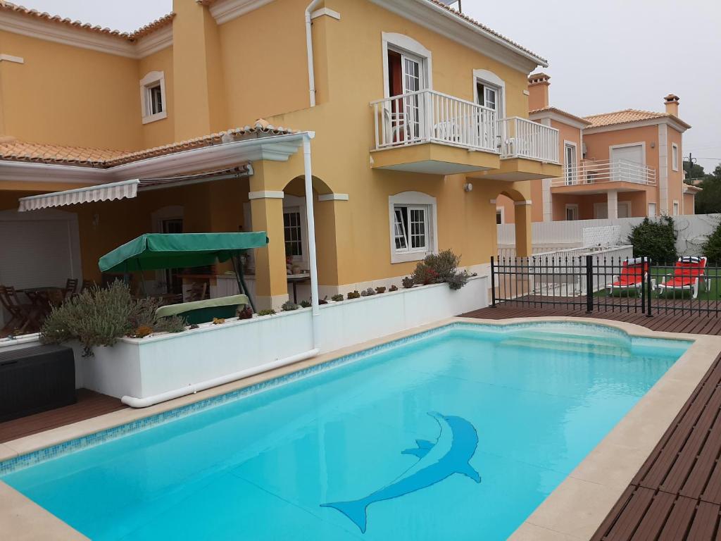 una piscina frente a una casa en Villa dos Teixos, en Cascais