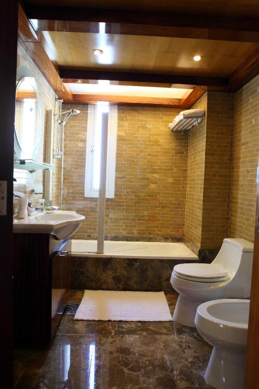 Koupelna v ubytování Lahoya Suites