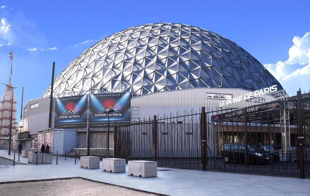 イシー・レ・ムリノーにあるAppartment Porte de Versailles Paris Expoの大きな建物