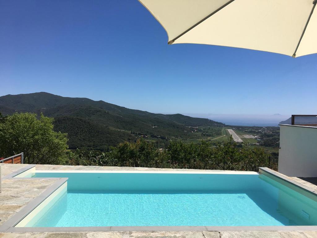 een zwembad met uitzicht op de bergen bij Zaira House in Marciana
