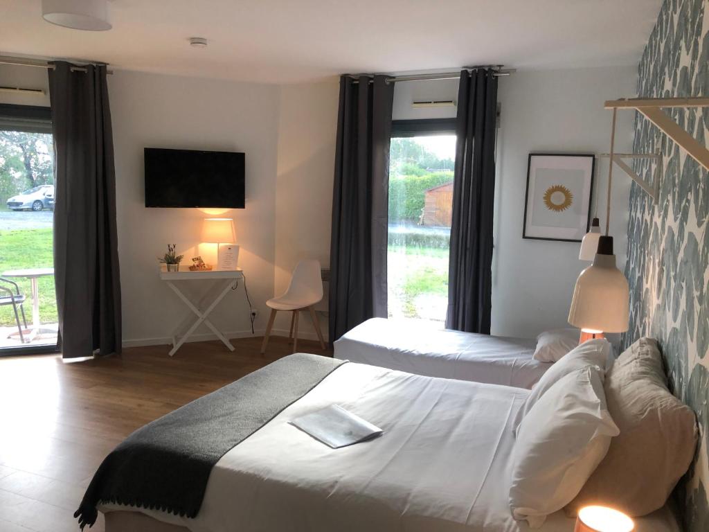 Letto o letti in una camera di Hôtel & Séminaire Le Patio Occitan - Toulouse Ouest - La Ramée