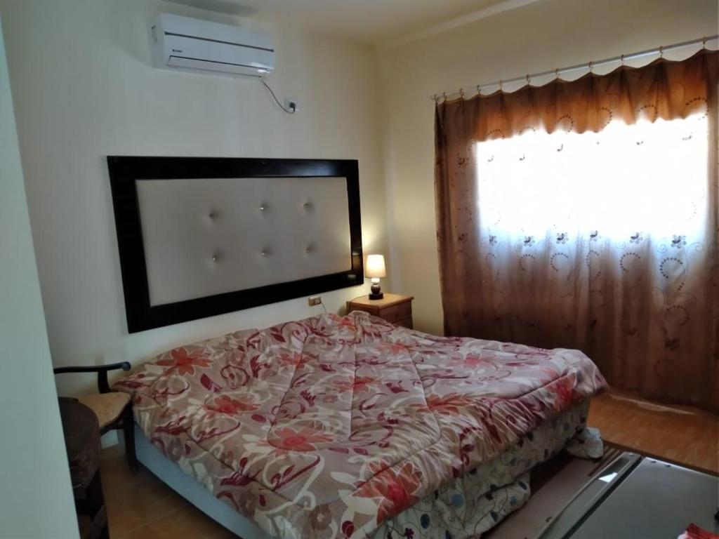 a bedroom with a bed and a window at Horizon in Wadi Musa