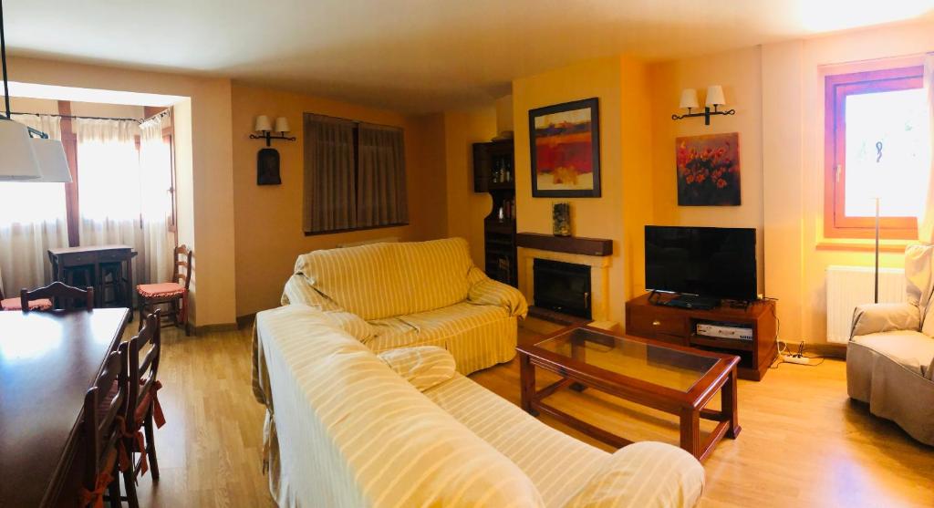 TV a/nebo společenská místnost v ubytování Refugio Amplio con Vistas y Parking I Ski a 1 min