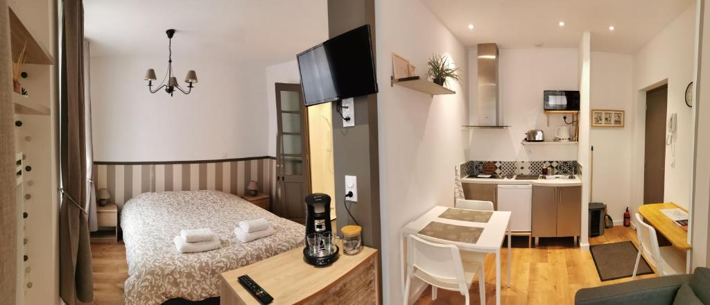 Habitación pequeña con cama y cocina en Le cocon du centre ville, en Lens