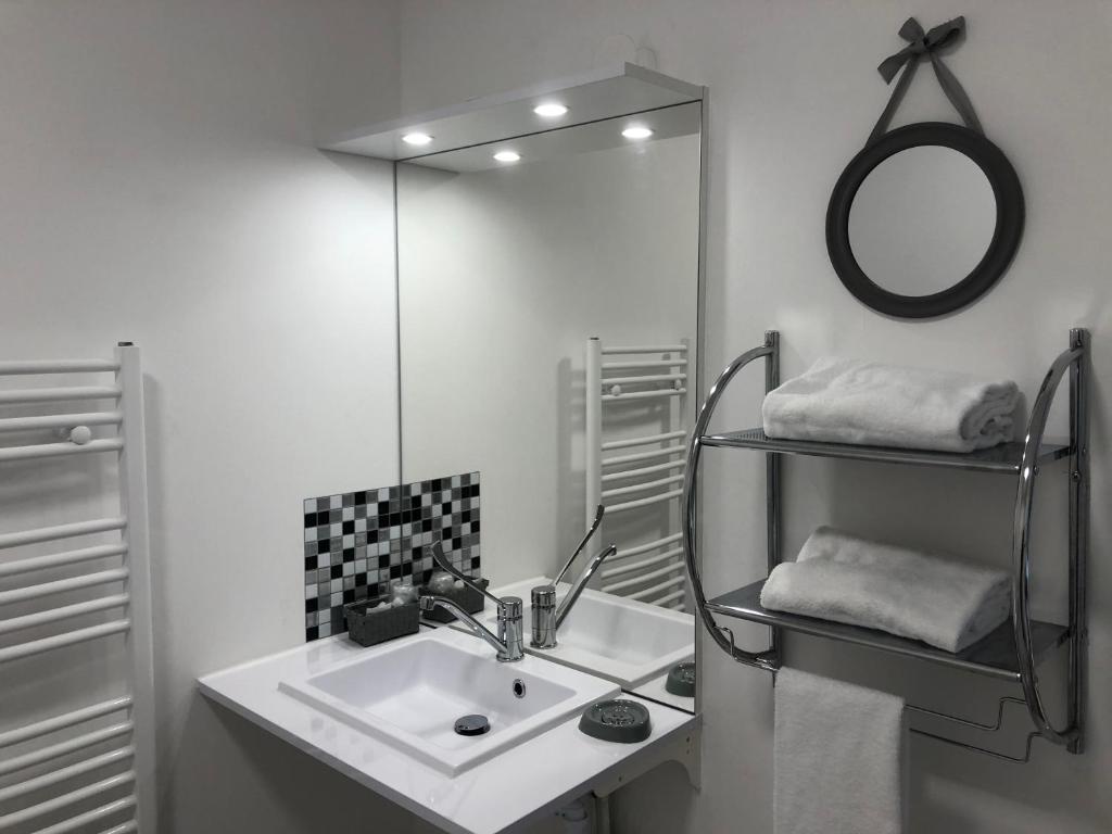 Letto o letti in una camera di Hôtel & Séminaire Le Patio Occitan - Toulouse Ouest - La Ramée