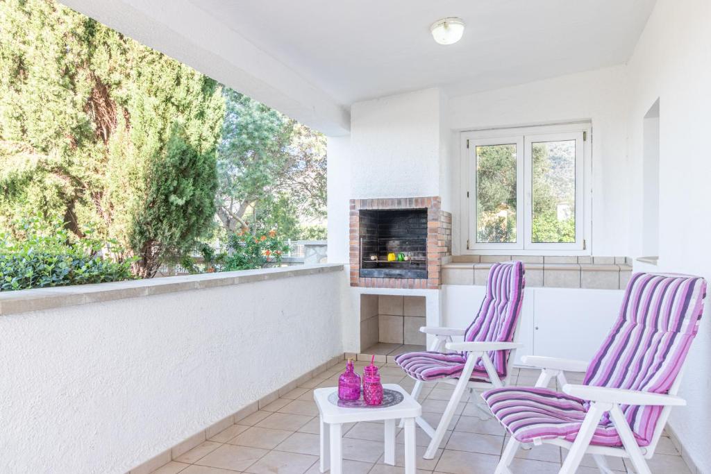 A television and/or entertainment centre at Apart-rent Casa Grecs 2029