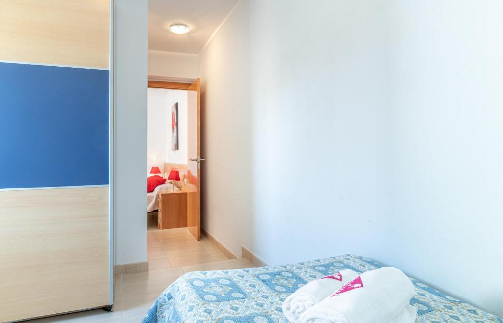 A bed or beds in a room at Apart-rent Casa Grecs 2029