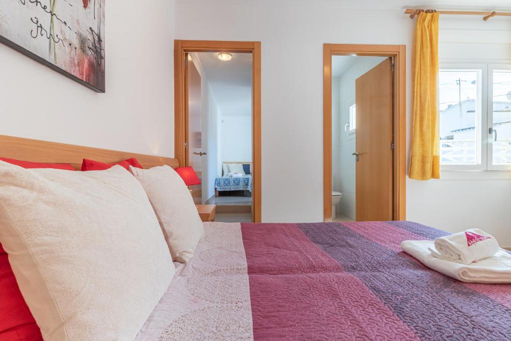 A bed or beds in a room at Apart-rent Casa Grecs 2029