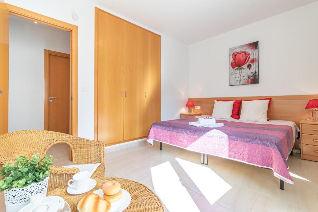 A bed or beds in a room at Apart-rent Casa Grecs 2029