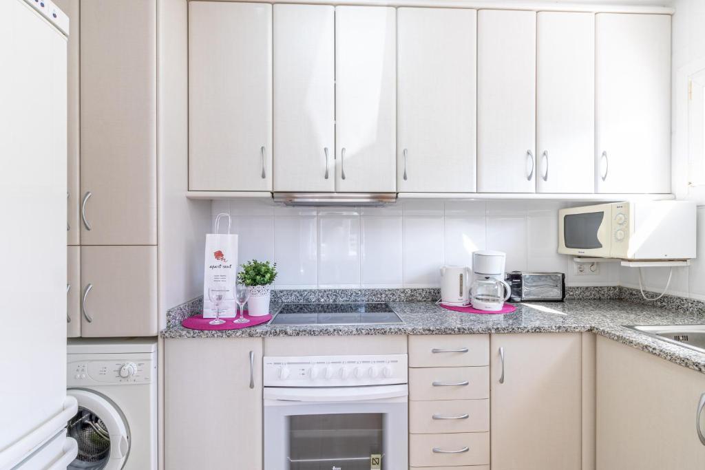 A kitchen or kitchenette at Apart-rent Casa Grecs 2029