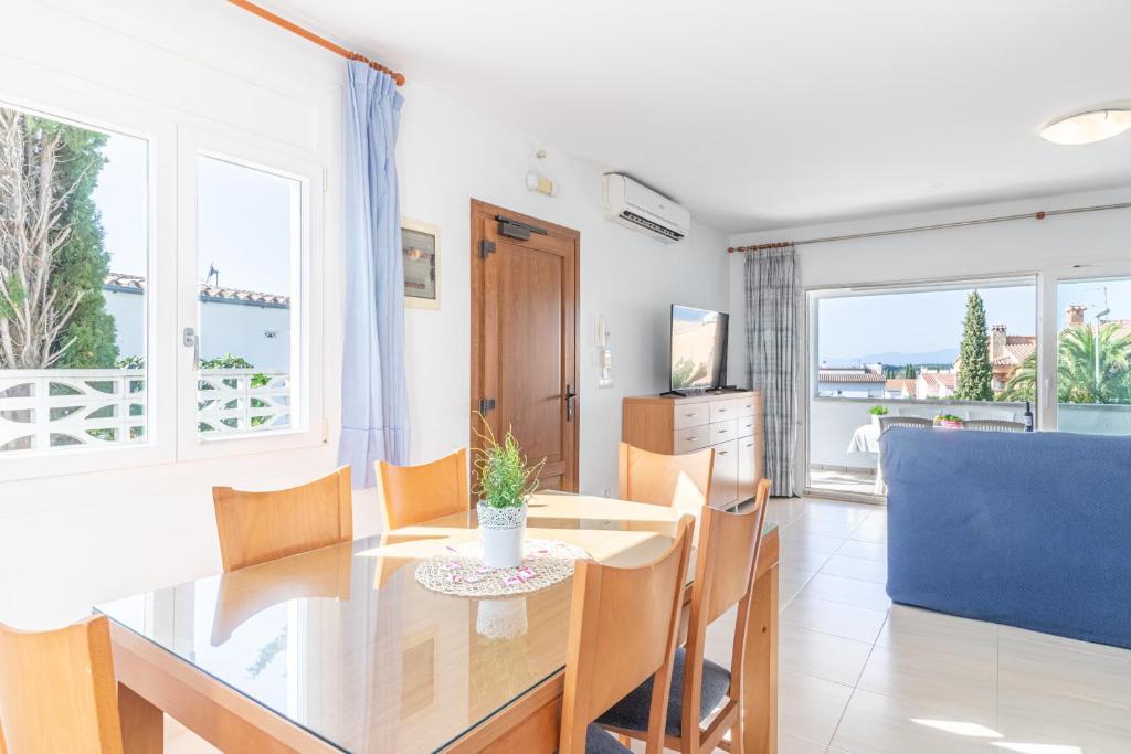 A television and/or entertainment centre at Apart-rent Casa Grecs 2029