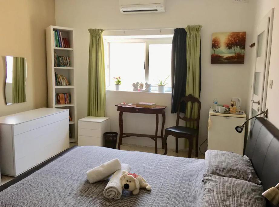 ein Schlafzimmer mit einem Bett mit einem ausgestopften Tier darauf in der Unterkunft Pembroke Suites in Pembroke