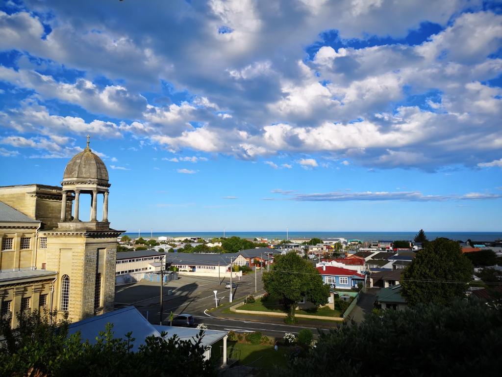 vista su una città con un edificio di Hello Seaview! 4 BRs House in Central Location! a Oamaru