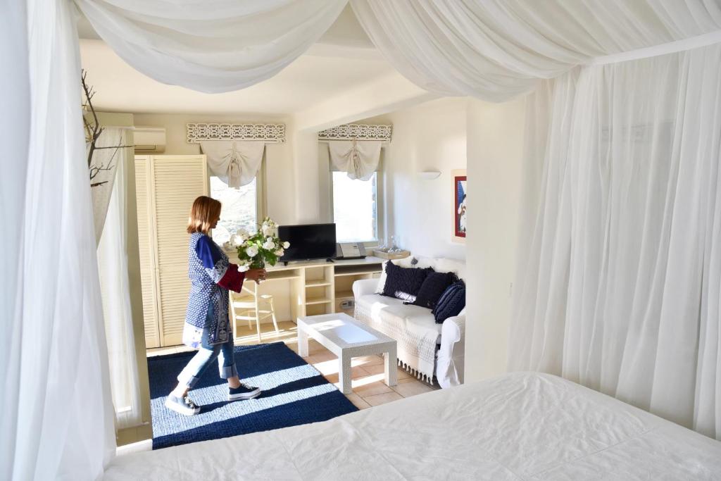 Postel nebo postele na pokoji v ubytování Aigis Suites Kea