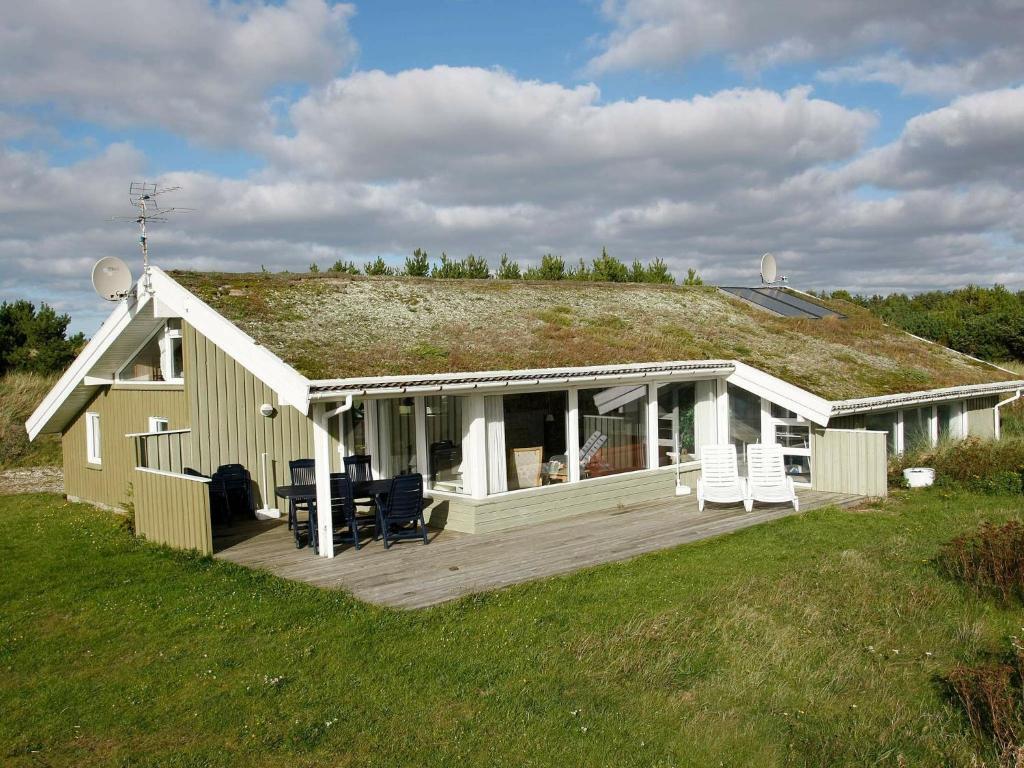 ブロックフスにある12 person holiday home in Blokhusの草屋根の家