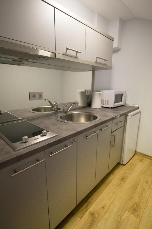 Kuchyň nebo kuchyňský kout v ubytování Hotel Logavina 8 Garage Parking