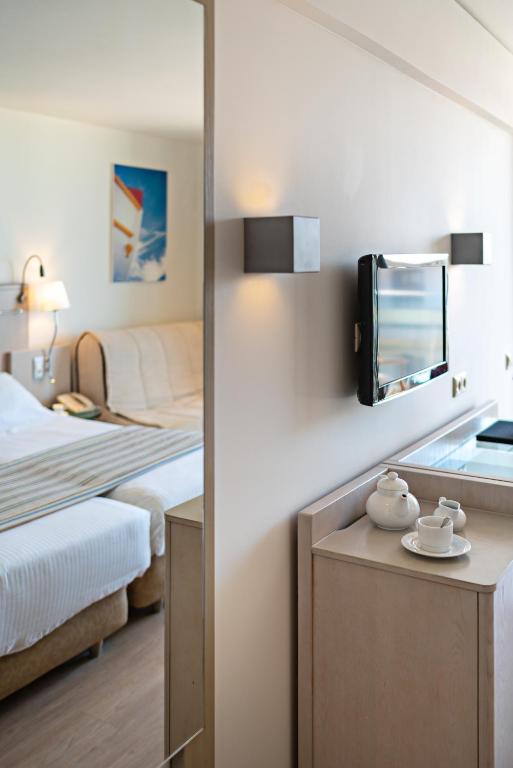 Postel nebo postele na pokoji v ubytování Kriti Beach Hotel