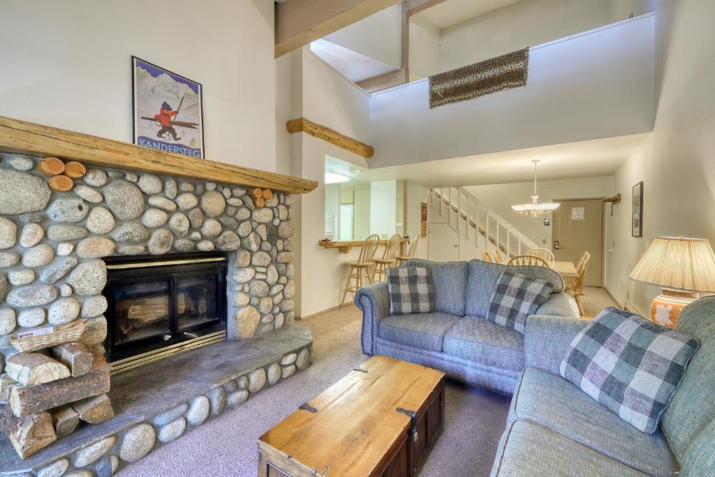 een woonkamer met 2 banken en een open haard bij The Summit 276 in Mammoth Lakes