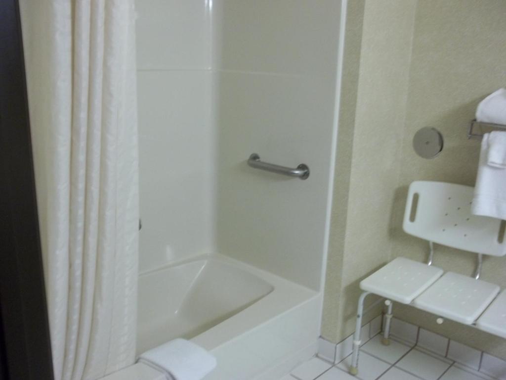 Ein Badezimmer in der Unterkunft Baymont by Wyndham Waterloo