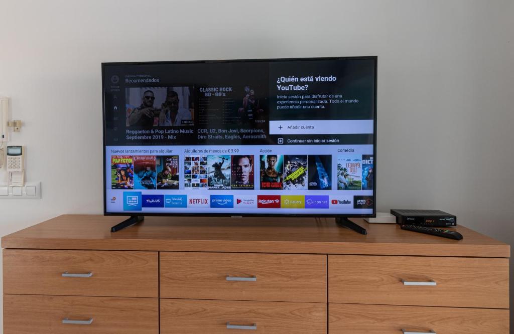 A television and/or entertainment centre at Apart-rent Casa Grecs 2029