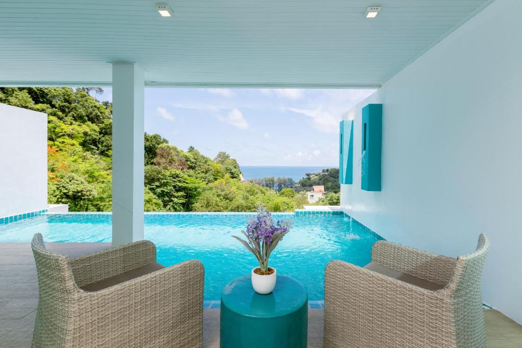 Bazén v ubytování Amala Grand Bleu Resort Hilltops - SHA nebo v jeho okolí