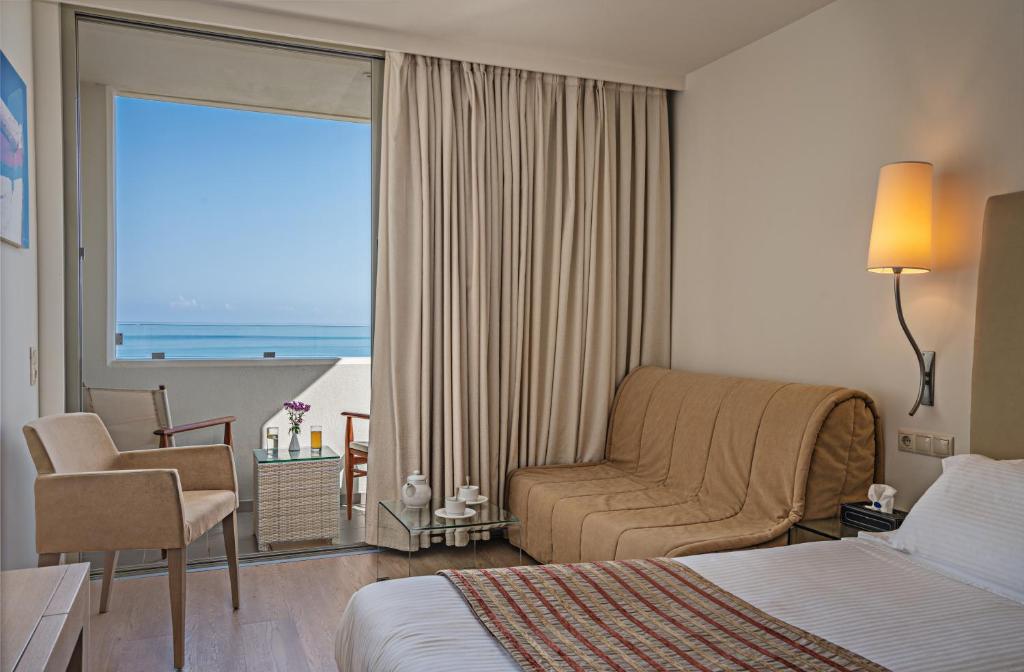 Postel nebo postele na pokoji v ubytování Kriti Beach Hotel