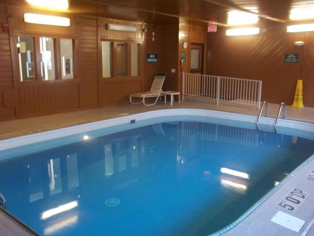 Der Swimmingpool an oder in der Nähe von Baymont by Wyndham Waterloo