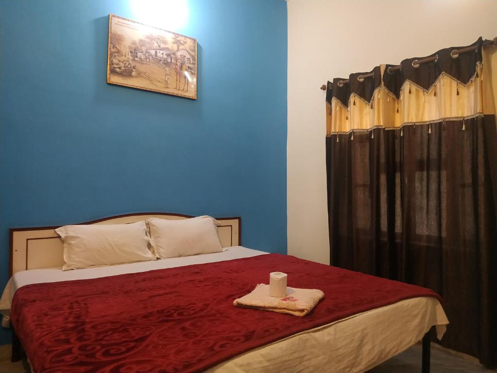 Postel nebo postele na pokoji v ubytování Keshav Palace