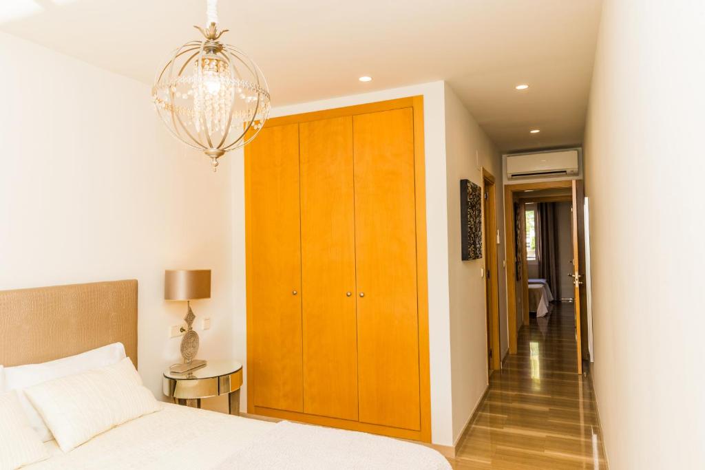 Postel nebo postele na pokoji v ubytování Golden Gardens Apartment Javea Arenal by Rock Rentals