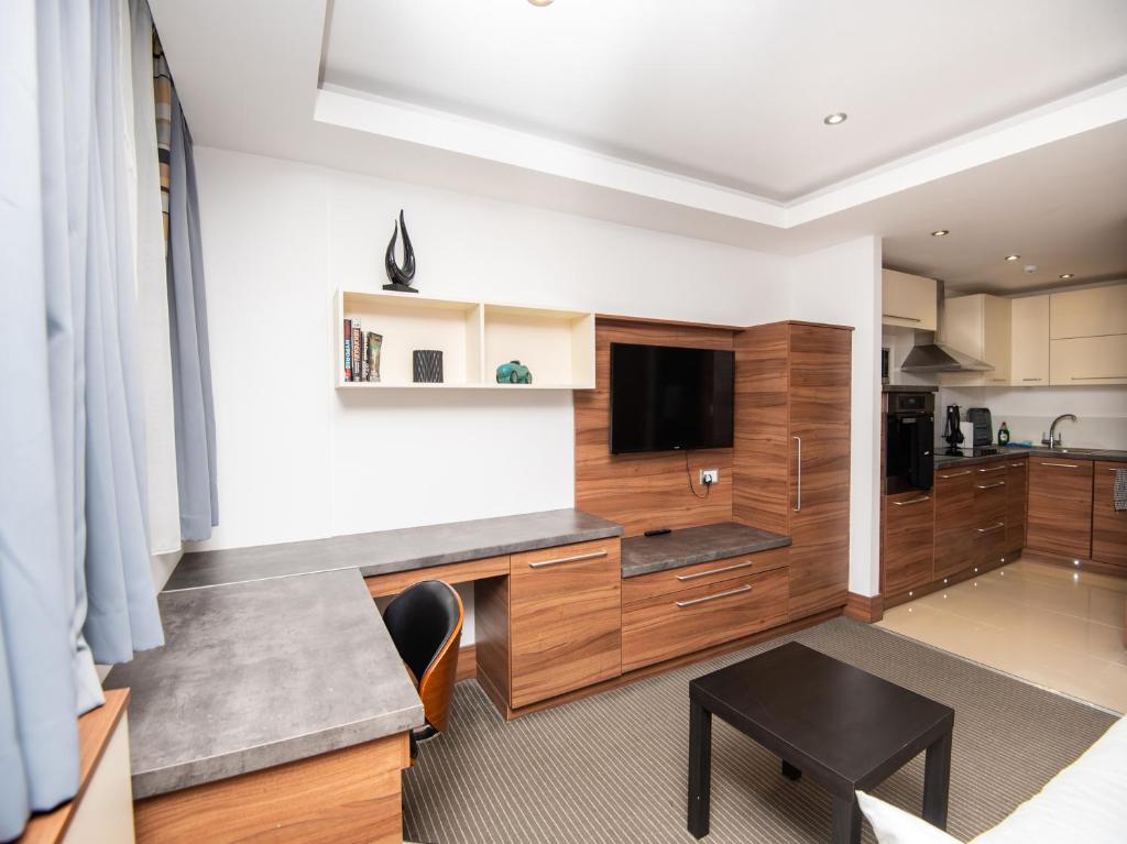 Livin' Serviced Apartments - Deluxe Triple Apartment