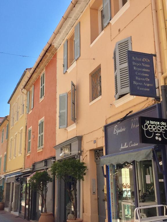 un bâtiment dans une rue de la ville avec un magasin dans l'établissement Superbe T1 bis sur le port et rue piétonne, à Sanary-sur-Mer