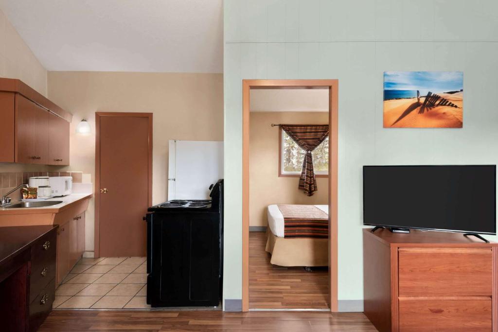 Kuchyň nebo kuchyňský kout v ubytování Thriftlodge Edmonton