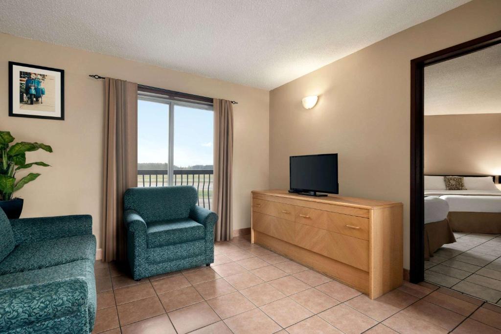 TV a/nebo společenská místnost v ubytování Thriftlodge Edmonton
