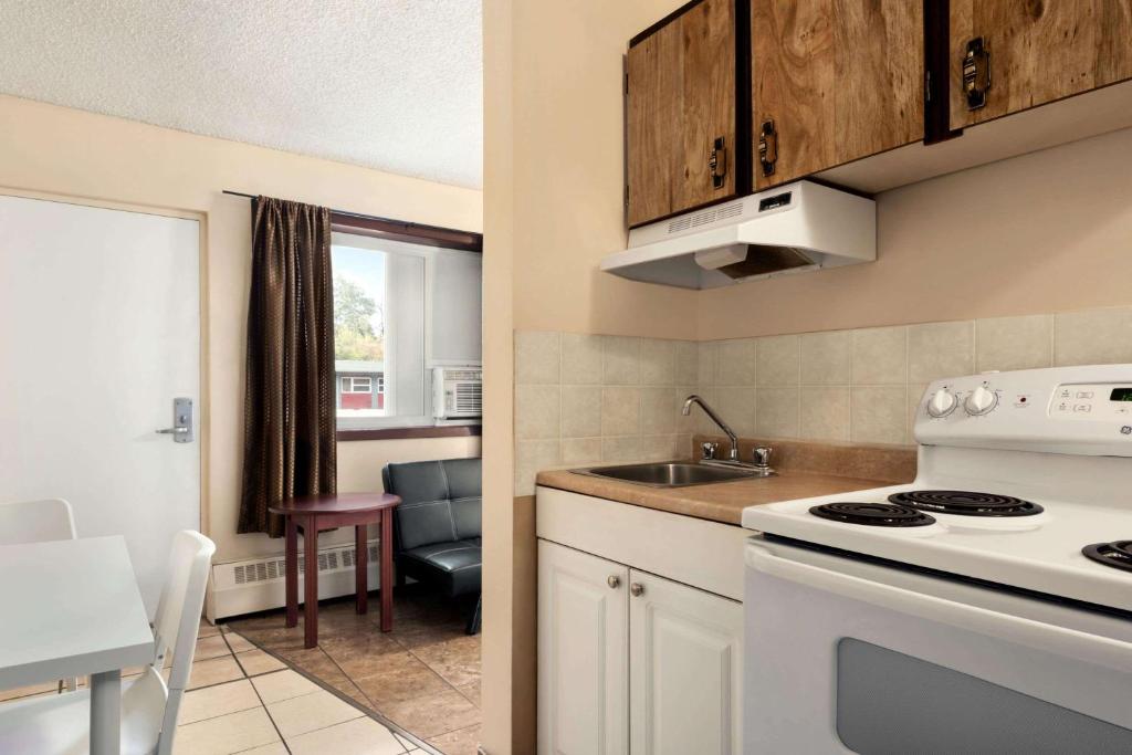 Kuchyň nebo kuchyňský kout v ubytování Thriftlodge Edmonton