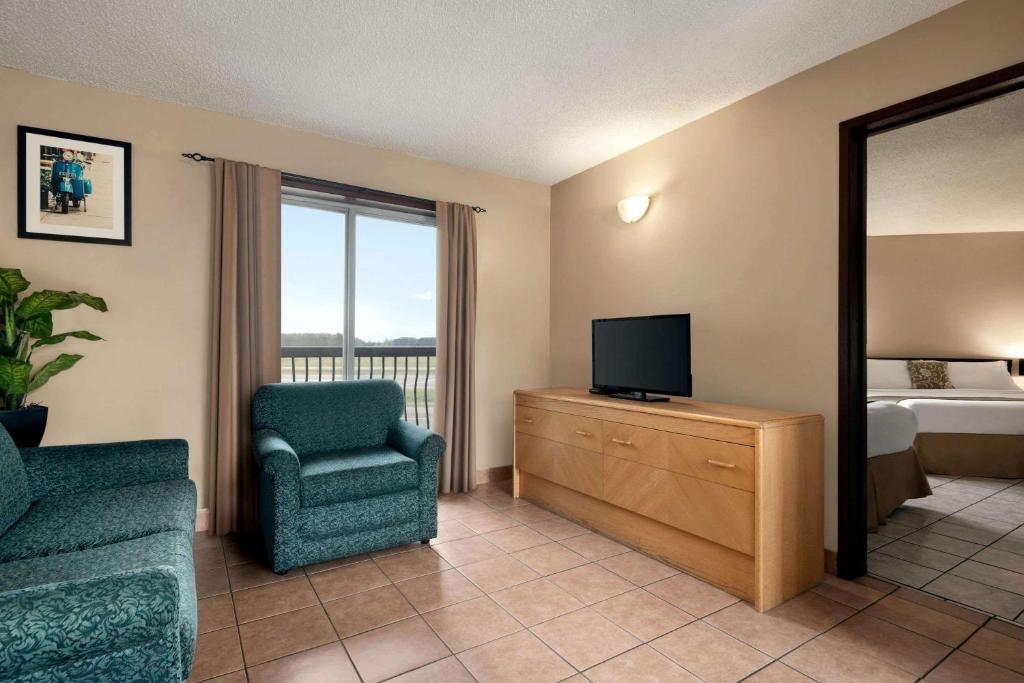 TV a/nebo společenská místnost v ubytování Thriftlodge Edmonton