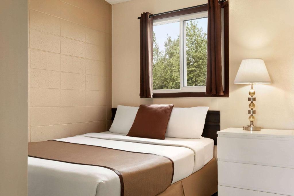 Postel nebo postele na pokoji v ubytování Thriftlodge Edmonton