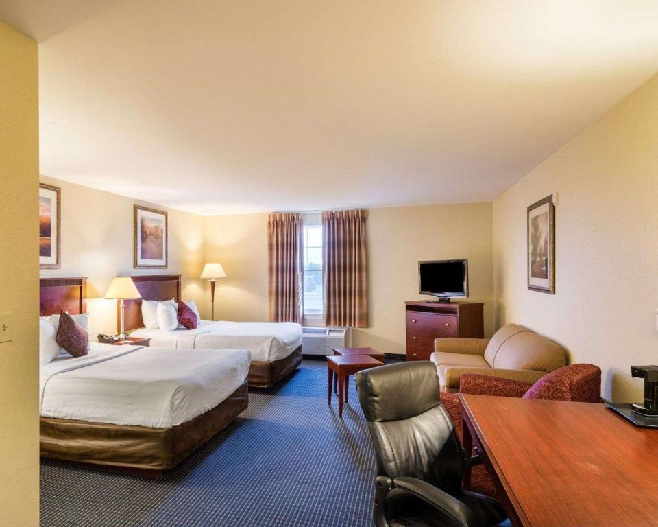 Postel nebo postele na pokoji v ubytování Mainstay Suites Dover