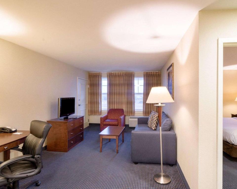 TV a/nebo společenská místnost v ubytování Mainstay Suites Dover