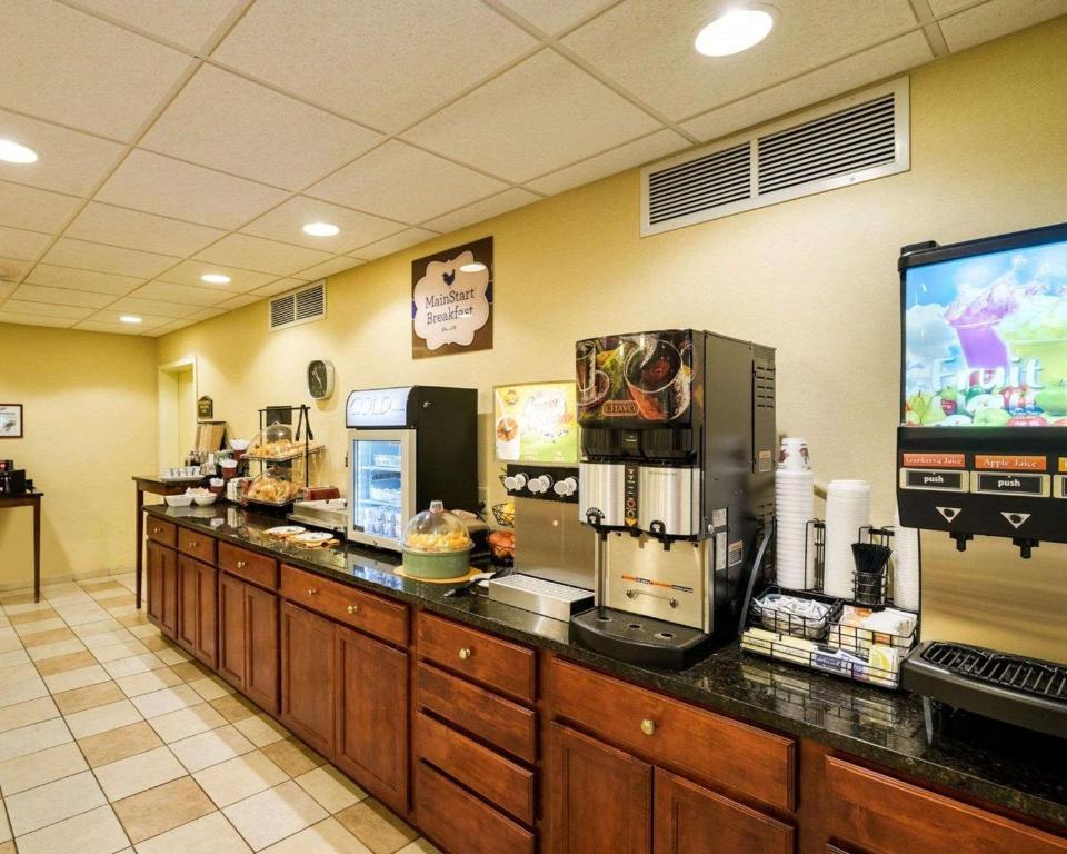 Příslušenství pro přípravu čaje a kávy v ubytování Mainstay Suites Dover