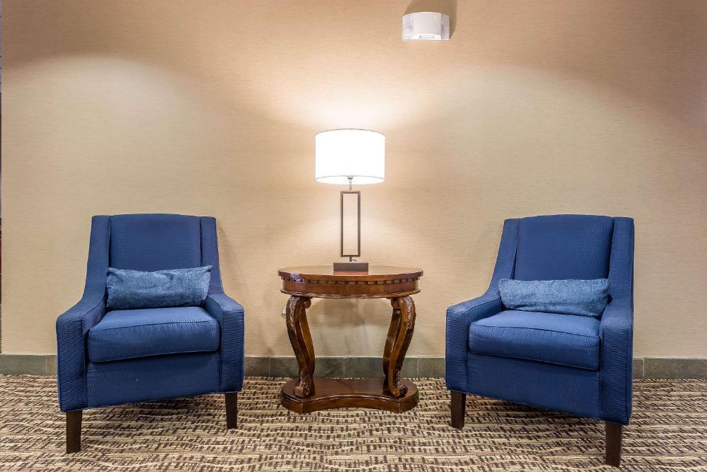 two blue chairs and a table with a lamp at Quality Inn Summerville-Charleston in Summerville