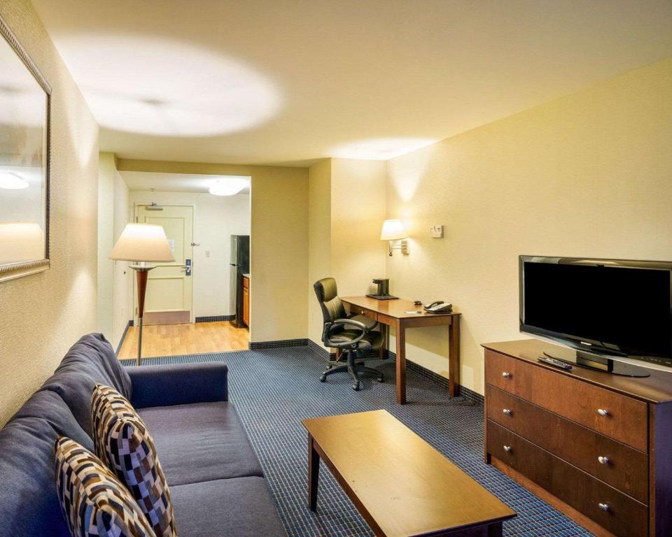 TV a/nebo společenská místnost v ubytování Mainstay Suites Dover
