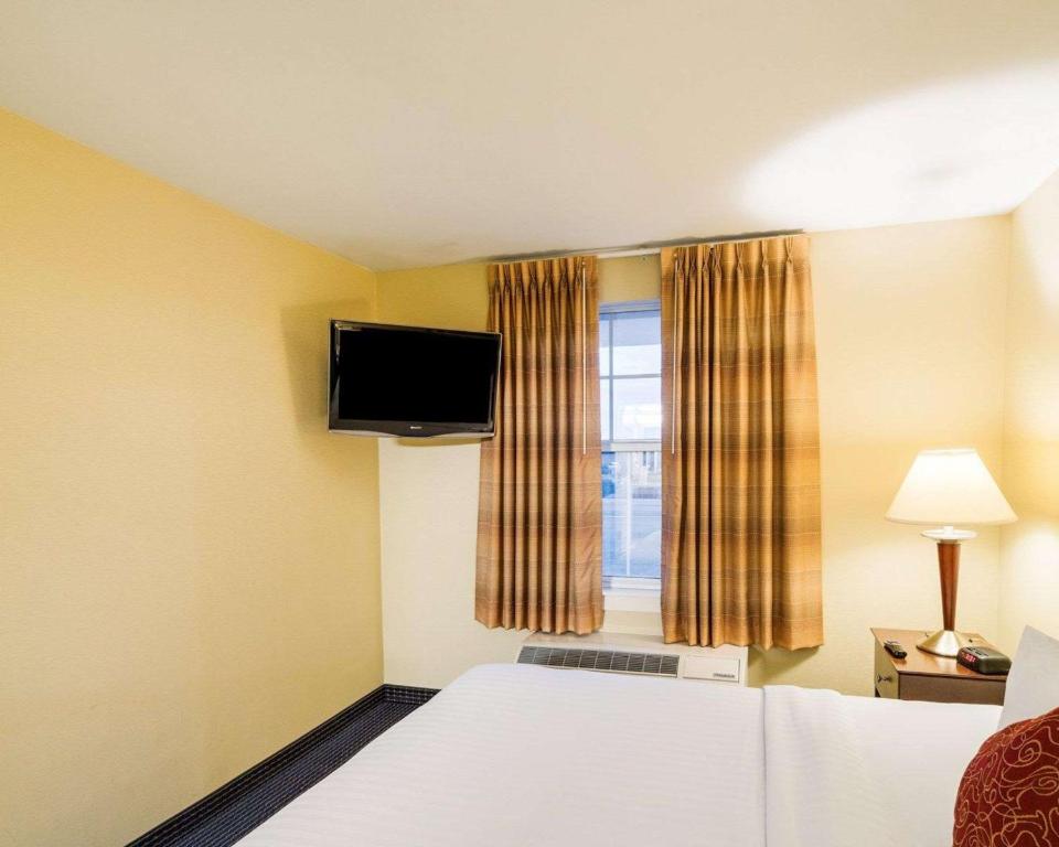 TV a/nebo společenská místnost v ubytování Mainstay Suites Dover