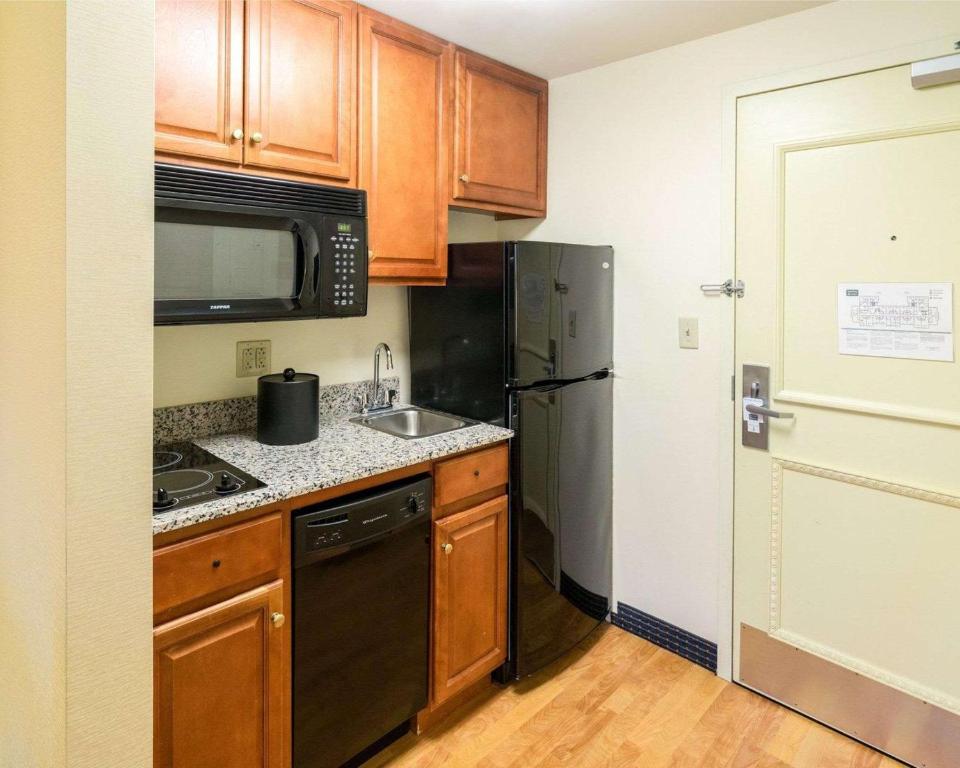 Kuchyň nebo kuchyňský kout v ubytování Mainstay Suites Dover