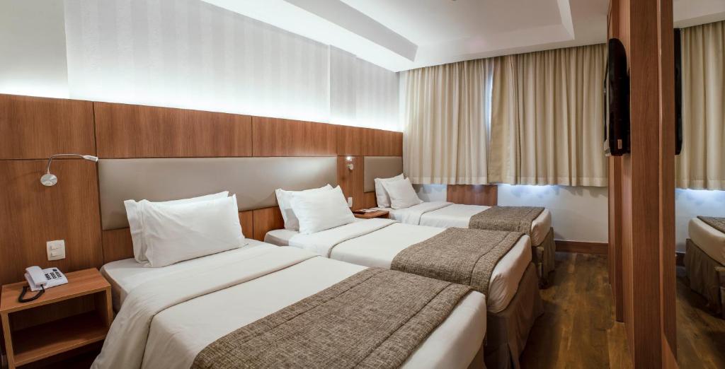 Una cama o camas en una habitación de Hotel Astoria Copacabana