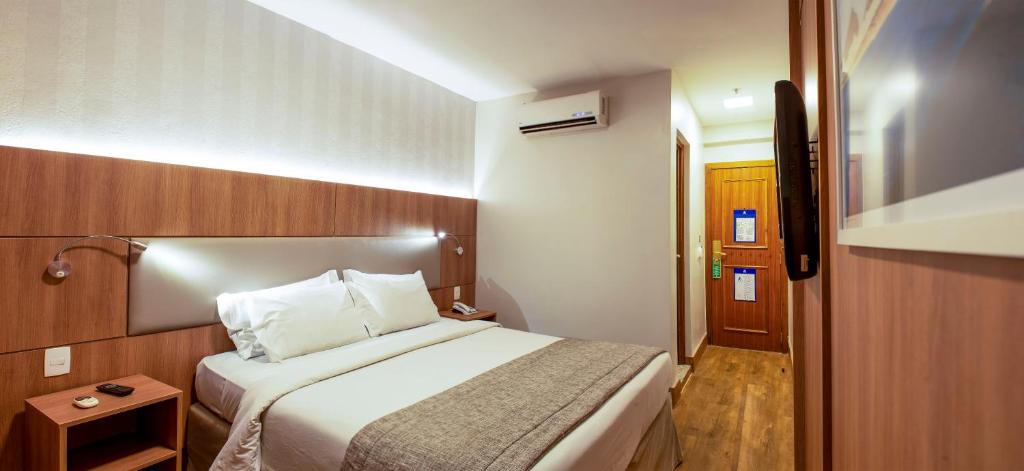 Una cama o camas en una habitación de Hotel Astoria Copacabana