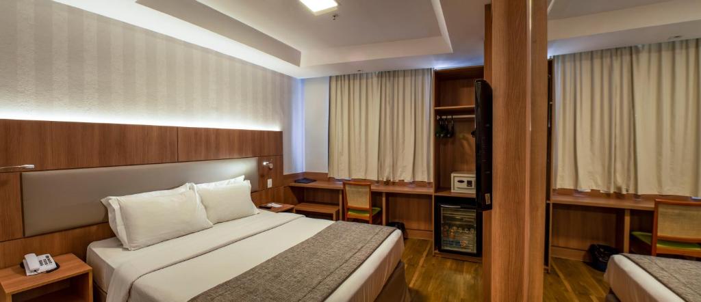 Una cama o camas en una habitación de Hotel Astoria Copacabana