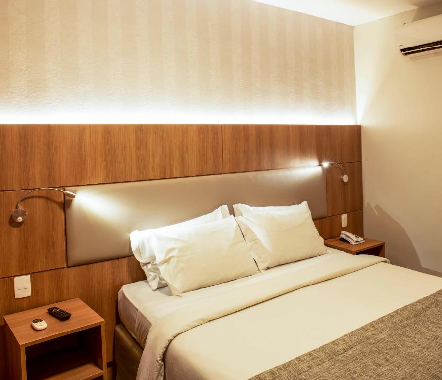Una cama o camas en una habitación de Hotel Astoria Copacabana