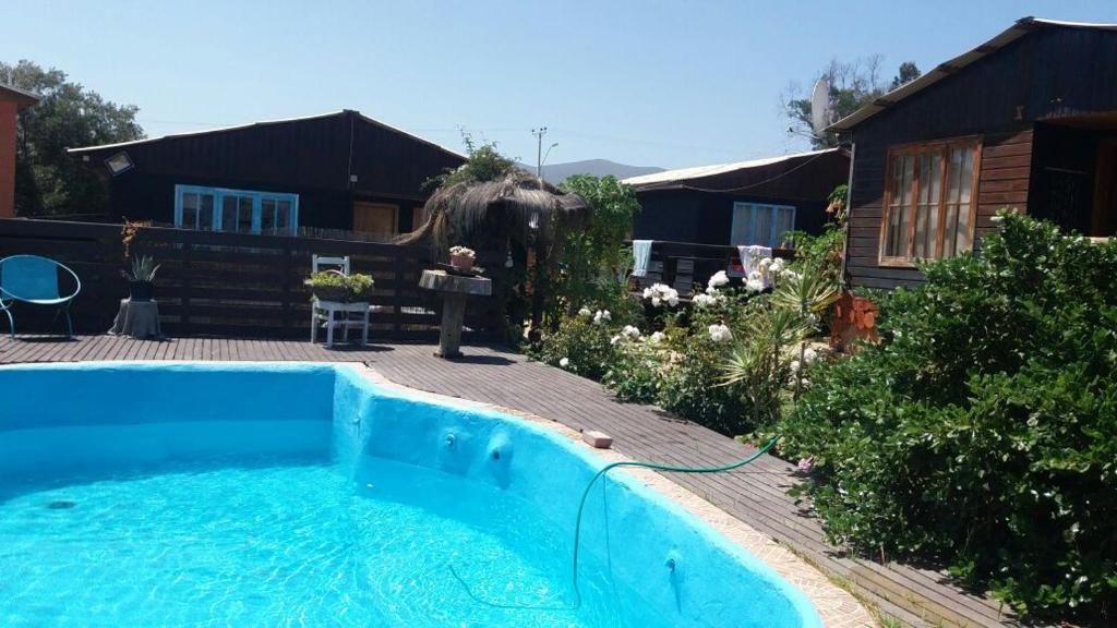 uma piscina no quintal de uma casa em On Planet em Coquimbo
