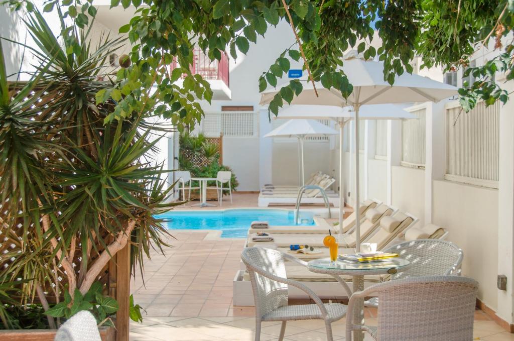 Bazén v ubytování Aeolis Boutique Hotel nebo v jeho okolí